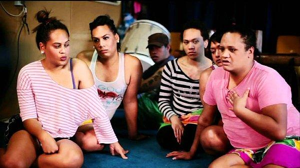 Samoa dilinde "fa'a" kelimesi "gibi", "benzer" anlamında kullanılıyor. "Fafine" ise "Kadın" demek. Yani tahmin ettiğiniz gibi "Fa'afafine" tanımının, kadına benzer, kadın gibi olarak bir karşılığı var.