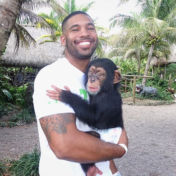 На протяжении своей жизни он жил, как Тарзан, испытывая огромный интерес к дикой природе, не разделяя животных на виды и подвиды.