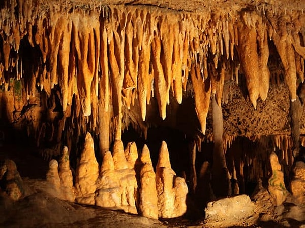 1. Как называются сосульки на потолке пещеры?