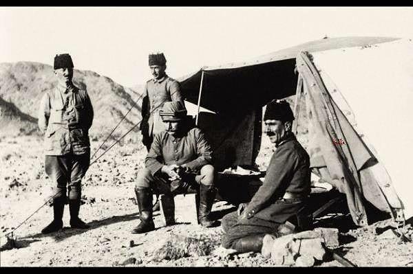 31 Mayıs 1916'da Fahreddin Paşa Medine'ye ulaştıktan birkaç gün sonra Şerif Hüseyin'in İngiliz tazyikli isyanı patlak verdi.