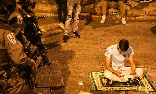 15. Sokakta yatsı namazı. 📷 Mostafa Alkharouf