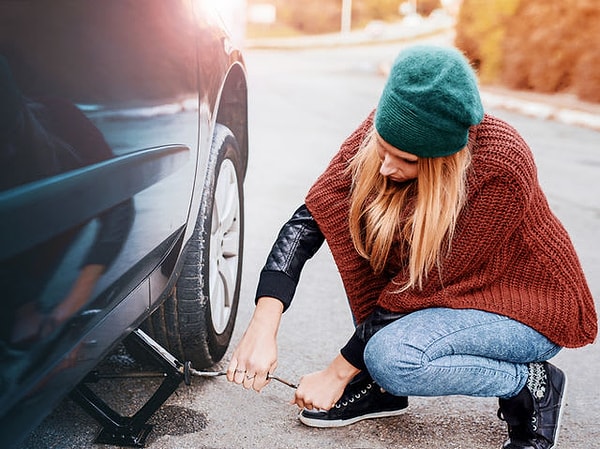 3. У вас спустило шину. Что нужно делать в первую очередь?