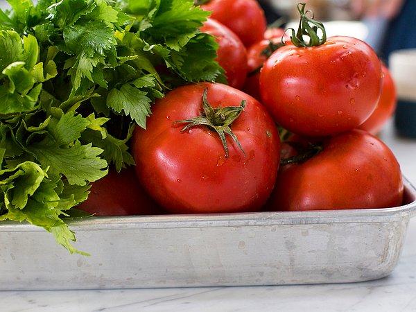 6. Haziran: Yaz geldi, mevsim domatesleri de raflardaki yerini aldı. Bu yüzden bu ay itibariyle semt pazarlarından alışveriş yapın. Üreticiye direkt ulaşın.