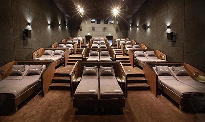Yatarak Film İzlemeyi Sevenler Buraya: İstinyepark'ta Yataklı Sinema Salonu Açıldı