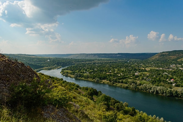 5. По землям какого государства протекает река Днестр?