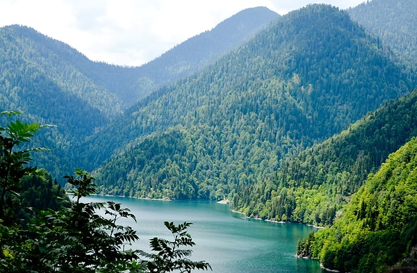 8. А сможете ли вы угадать, где находится известное своей невероятной красотой лазурное озеро Рица?