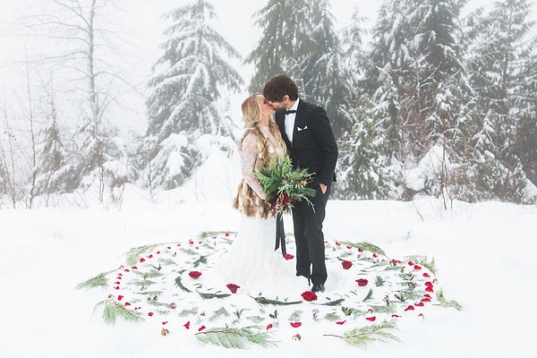 3. а ели и сосны создают невероятную картину сочетания зелени иголок и белейшего снега, хотели бы вы сыграть свадьбу?