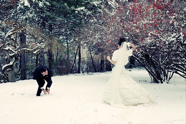 13. Когда еще невеста в своем белом платье сможет поиграть в снежки?