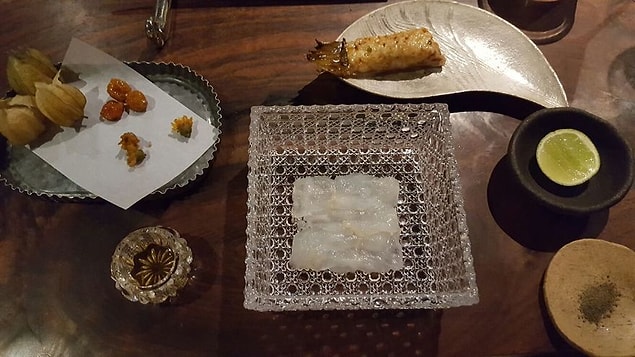 Kalkan balığından saşimi ve yine kalkan balığından ızgara yanında fırınlanmış yassı domates ve kızarmış altın çilek.