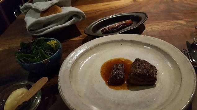 Antilop eti, kırmızı hindiba dolması, ekmek ve ballı tereyağı, taze ot salatası.