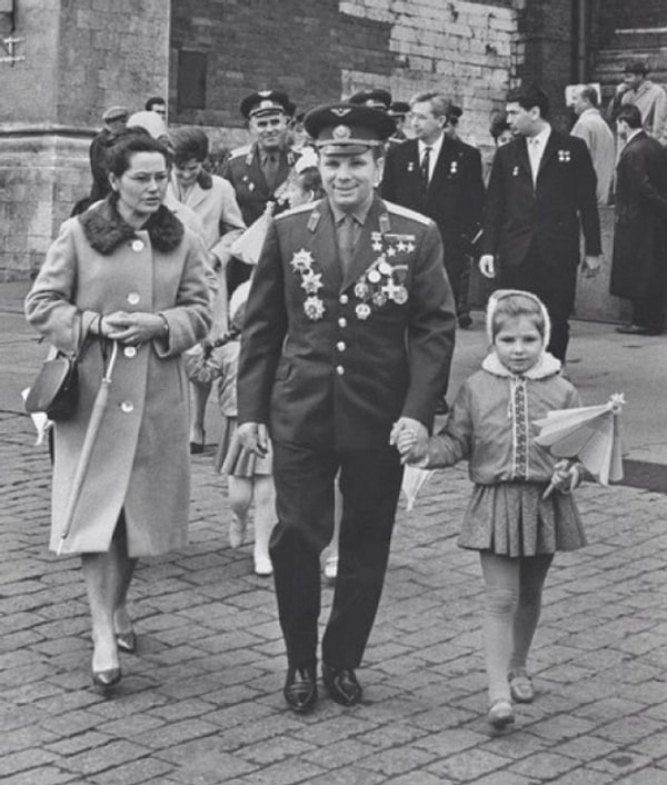 11. Юрий Гагарин с семьей, 1960-е