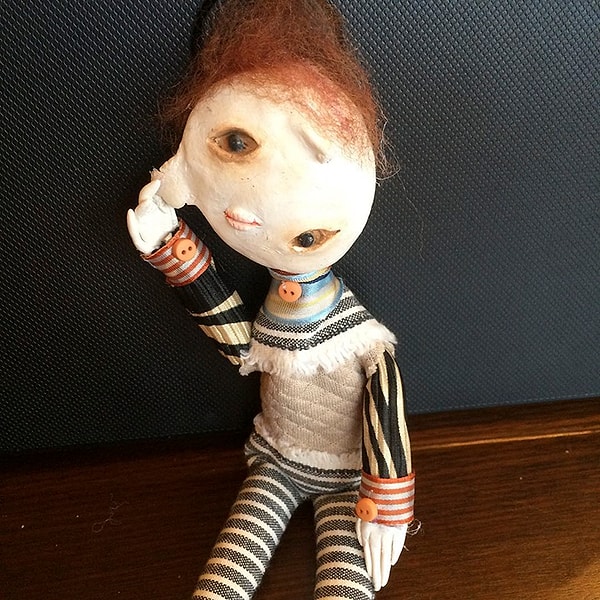 2. В столь юном возрасте мальчик интересуется кукольной скульптурой.