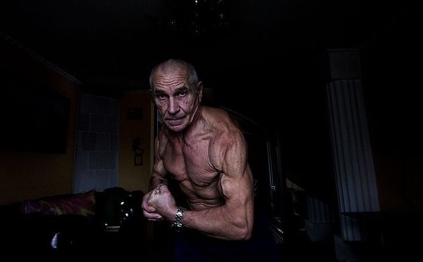 1. Виктор занимается каждый день — 40 минут утром и 1,5-2 часа вечером.