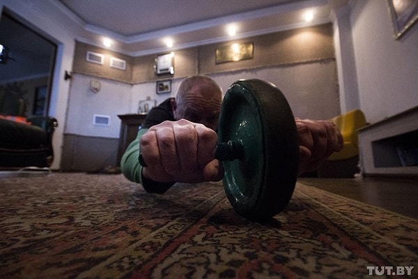 7. По его словам, у него нет отбоя от женщин, пенсионер также заверяет, что у него «отлично работают все мышцы — как выше пояса, так и ниже». Однако он всегда хранит жене верность.