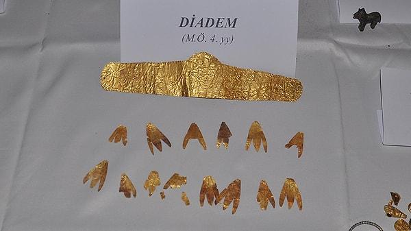 Ele geçirilen tarihi eserler arasında, Helenistik döneme ait tanrı Helios’un betimlendiği paha biçilemez altın kraliçe tacı da var