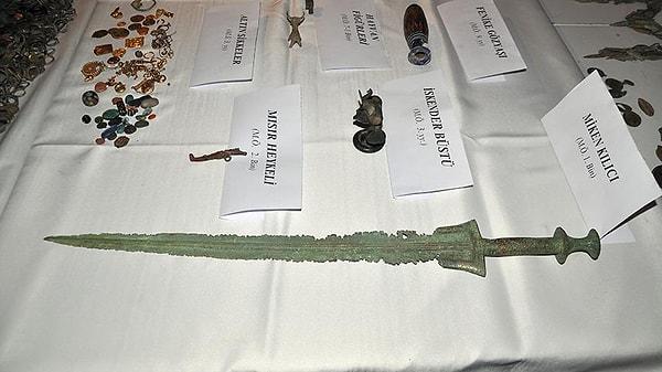 Aşil'in kılıcı olarak bilinen ve paha biçilemeyen 3 bin yıllık Miken kılıcı da ele geçirildi