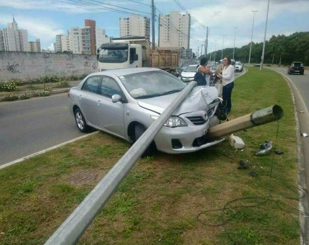 17. Sigara içerken selfie çubuğuyla fotoğraf çeken Corolla