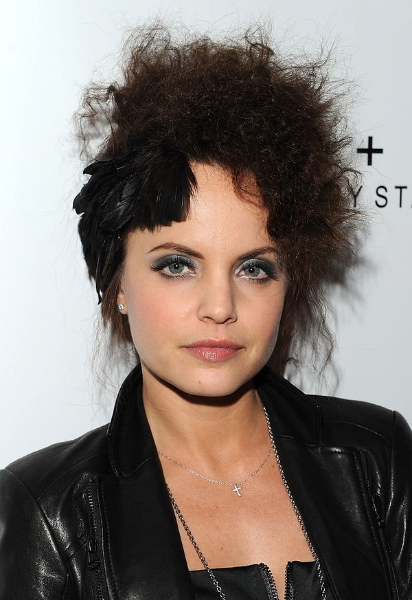 10. И за что-то пушистое и непонятное на голове у Мины Сувари