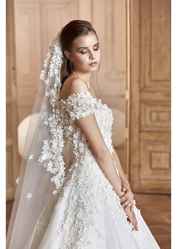 3. Если очень уж хочется цветов и открытых плеч, а до лета еще далеко, фата поможет прикрыть плечи.