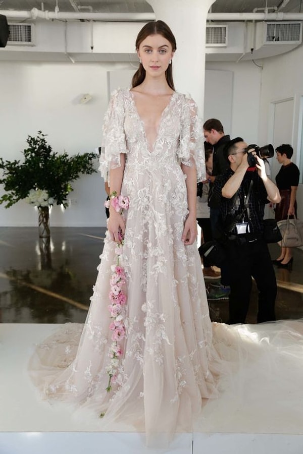 4. Поклонницам декольте посвящается.