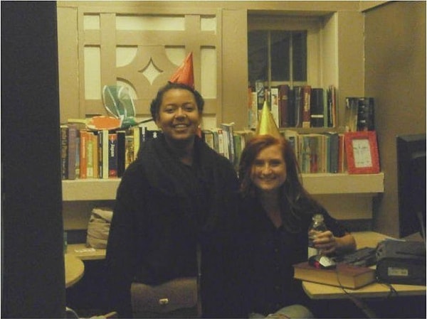 2. Силуэт в окне