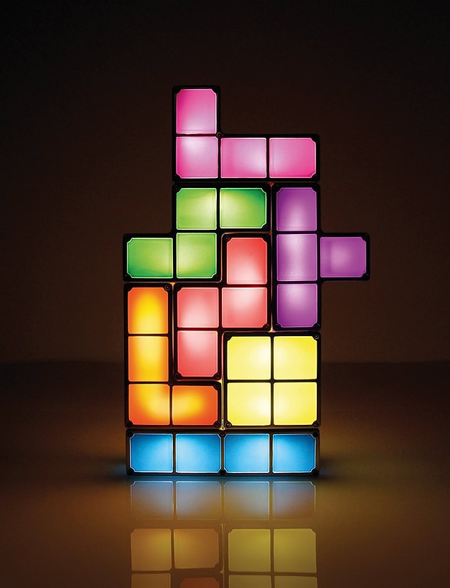 15. Gece bir türlü uykunuz gelmediğinde masanın üzerinde söküp söküp yapabileceğiniz Tetris lamba