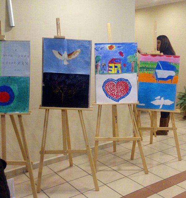 Festival Alanında çeşitli rehabilitasyon merkezleri ve sevgi evlerinden çocukların çizdiği özgürlük temalı resimler de sergilendi.