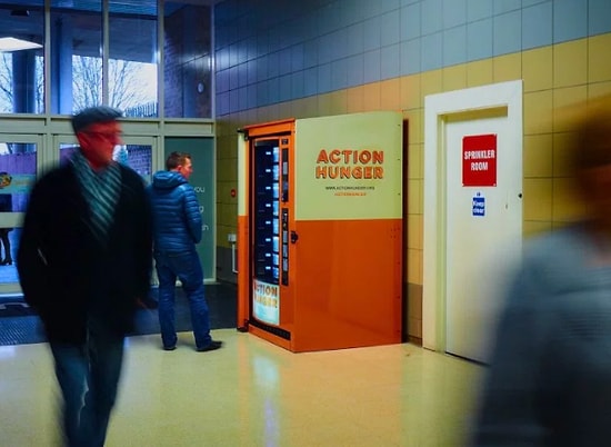 İngiltere'den Bir İlk: Evsizlerin İhtiyaçlarını Karşılayabilmeleri İçin Sokaklara Otomatlar Konuldu