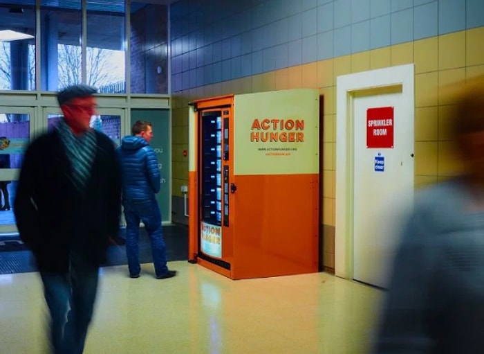 İngiltere'den Bir İlk: Evsizlerin İhtiyaçlarını Karşılayabilmeleri İçin Sokaklara Otomatlar Konuldu