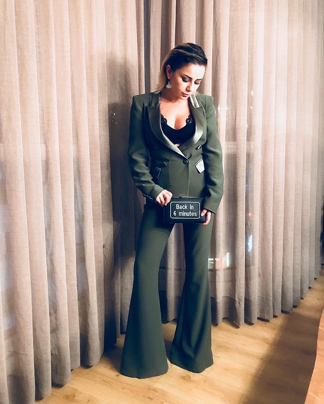 4. Merve Özbey'in, yeşiller içinde olan ceketi ve göğüs dekoltesiyle oldukça şık göründüğünü söyleyebiliriz. Ama en dikkat çeken noktanın çanta olduğu konusunda hepimiz hemfikiriz heralde 😏