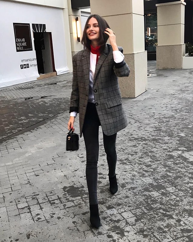 12. Yasemin Özilhan her hafta farklı bir giyim ile karşımızda! Bu hafta da tam bir iş kadını edasıyla gözlerimizi kamaştırıyor. Ve biz çok yakıştırdık. Üzerindeki cekete de ayrı bir bayıldık!