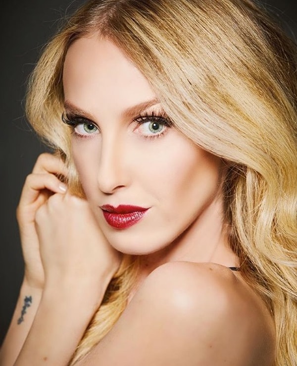 1. Знакомьтесь, это фотомодель и певица Тейлор Мул.