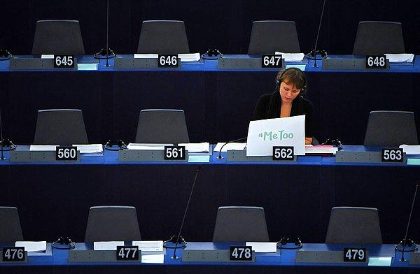 3. İsveçli Avrupa Parlamentosu üyesi Linnéa Engström, cinsel istismara karşı 'Me too' pankartını meclise getirdi, 25 Ekim, Fransa.
