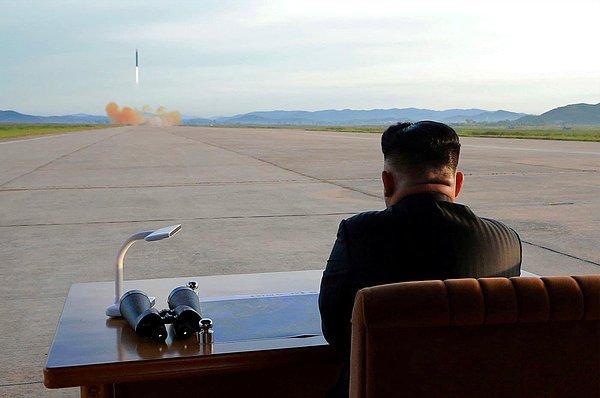 6. Kuzey Kore lideri Kim Jong Un, Hwasong-12'nin fırlatılışını izliyor, 16 Eylül.