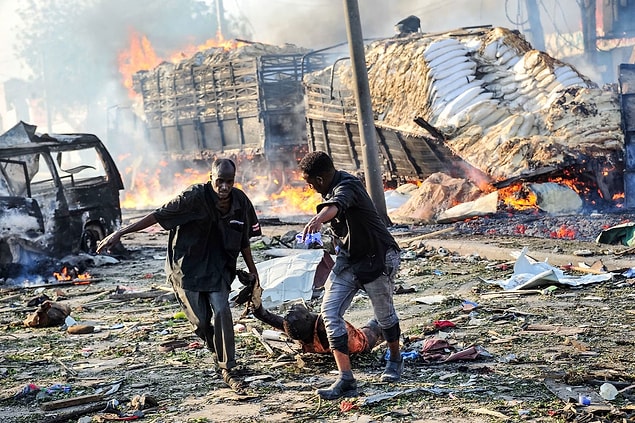 8. Mogadişu'da bir araçla yapılan bombalı saldırısı sonucu yaralılar, Somali, 14 Ekim.