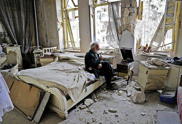 10. Halep şehrinde 70 yaşındaki Mohammed Mohiedin Anis odasında bir pipo içip, plak dinliyor, 9 Mart.
