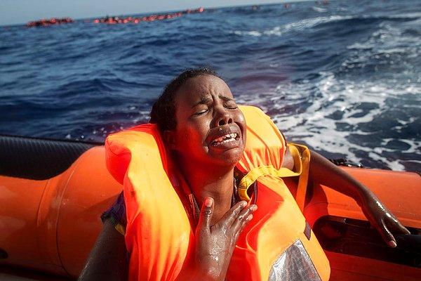 13. Kuzey Afrika kıyılarından çıkan ahşap teknenin batması sonucu bebeğini kaybeden anne ağlıyor, 24 Mayıs.