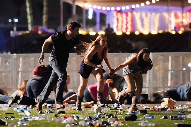 14. Route 91 Harvest müzik festivalinde yan binadan açılan ateş sonucu 59 kişi hayatını kaybetti, 546 kişi yaralandı, 1 Ekim.