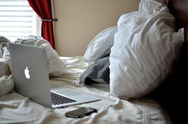 1. Dizüstü bilgisayarınızı yatağınıza getirmeyin, bu sizi uykusuz bırakan ve sosyal medya stresini uyku alanınıza taşıyan bir alışkanlık.