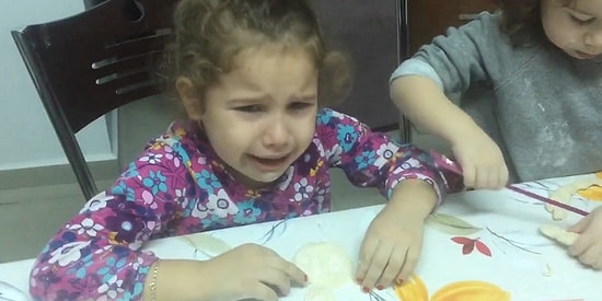 Hamurdan Yaptığı Kardan Adamının Pişirilmemesi İçin Gözyaşı Döken Küçük Kız