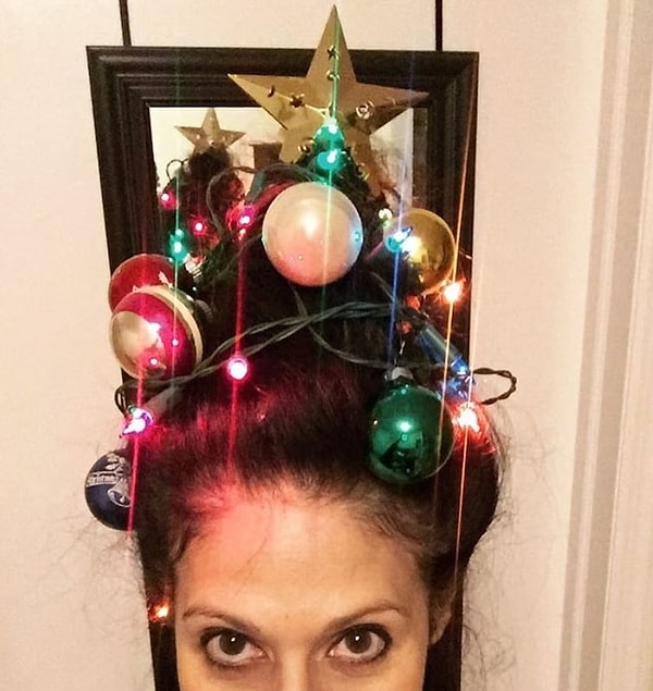 6. Если есть куда спрятать батарейки, то "новогодняя елка" может даже мигать разноцветными лампочками