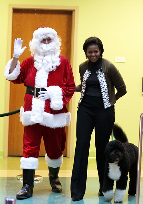 7. Мишель Обама со своим питомцем Бо (португальская водяная собака) и, конечно же, с Санта-Клаусом!