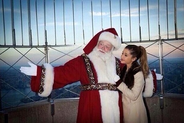 15. Ариана Гранде тоже любит Санту и наверняка ждёт от него подарочков...