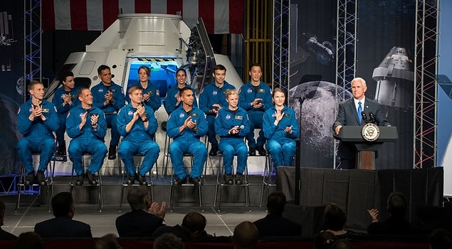 11. NASA: "Sonunda diğer gezegenlerle telefon yoluyla iletişime geçebilecek teknolojiye ulaştık. Yalnız karşı taraf çaldırıp kapatıyor. Sebebini hala anlayamadık."