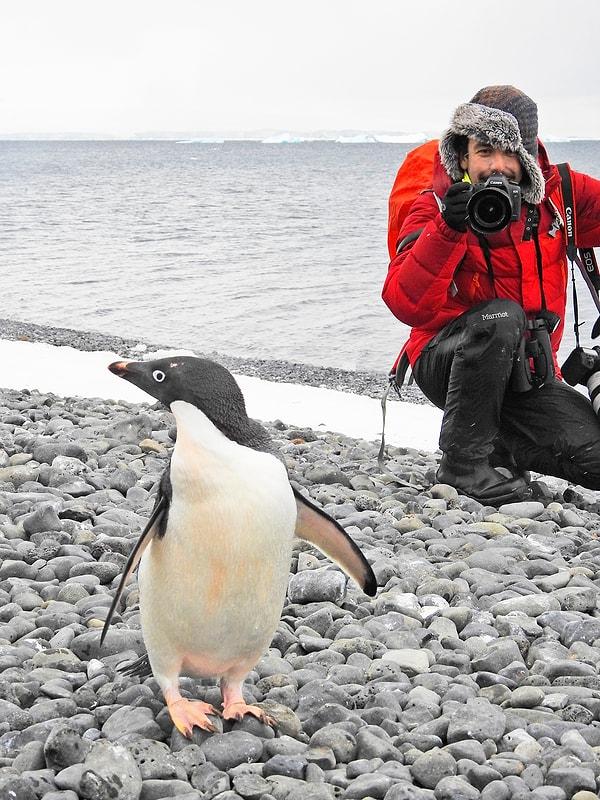 Aralarında Antarktika'nın da bulunduğu 6 kıtada, 50'den fazla ülkeye ziyarette bulunmuş ve dünyadaki 10 bin kuş türünün yüzde 30'unu görmüş.