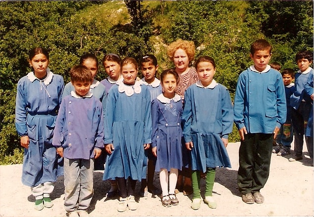 15. Okulda giydiğimiz mavi önlüklerimiz ve beyaz yakalarımızla şirinleri andırırdık.