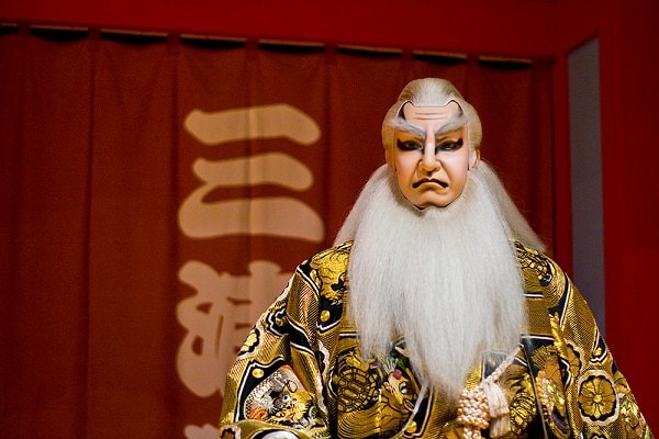 7. Стоит ли верить в то, что китайский новогодний волшебник Шэнь Дань Лаожэнь обладает искусством ушу и айкидо, а также дарит не подарки, а конверты с деньгами?