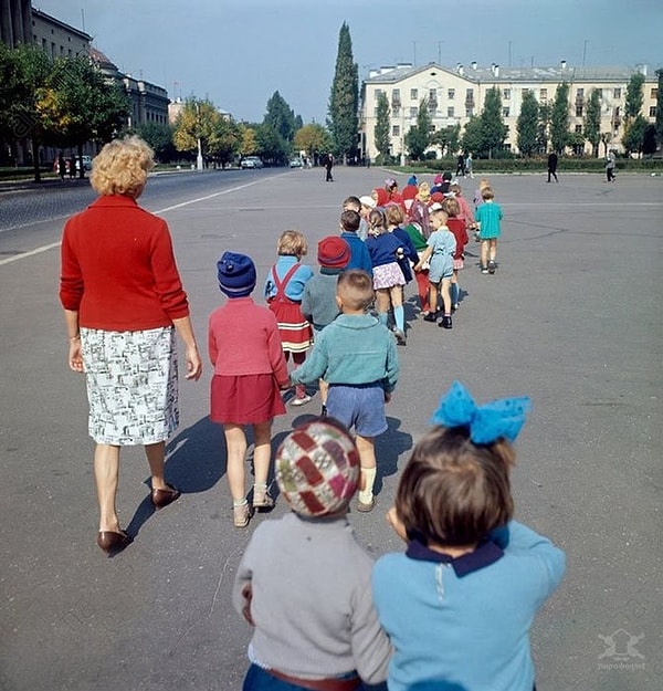 2. Советский детский сад на прогулке: