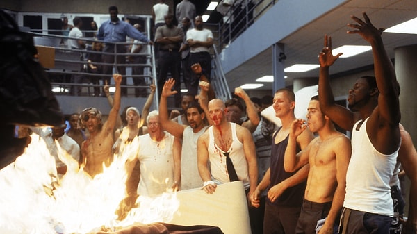 1. Тюрьма «ОZ» (сериал 1997 – 2003) (IMDb: 8,8)