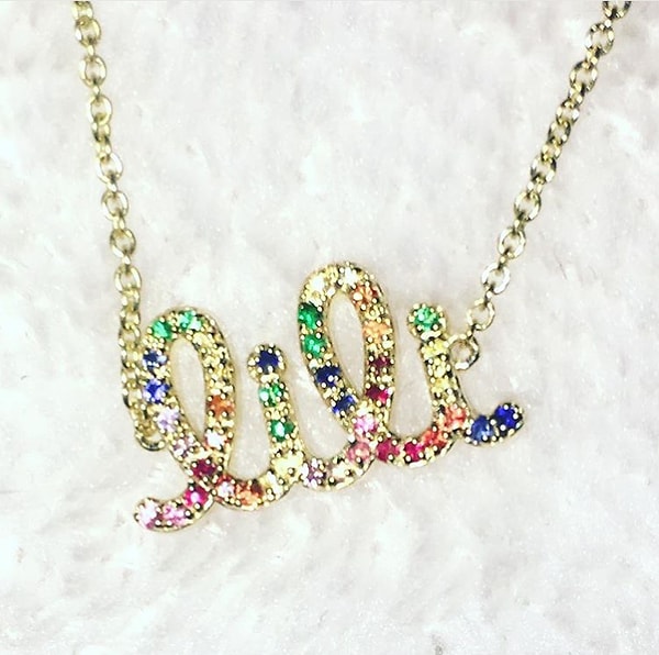 3. Лиам недавно подарил Майли украшение, которое привело девушку в полный восторг! Правда, классное?